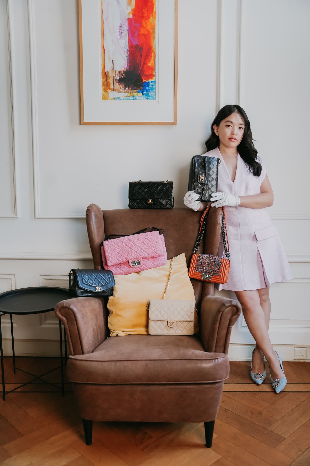 Evelyn met een collectie vintage Chanel-tassen